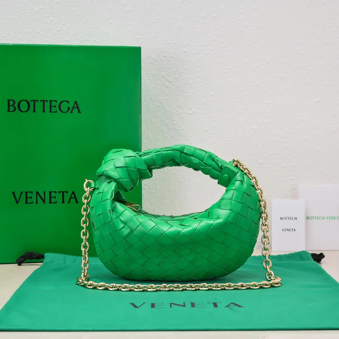Batch 1220 Ready Stock/Parrot Green Hello everyone, I have a new name, it’s called chain jodie. Jodie’s chain clause ~ can finally be carried on the shoulder. It is based on the original bag type and adds a chain shoulder strap, and it is detachable! It's equivalent to spending one dollar to buy two bags. As the ace cutie of BV family, I really have no choice but to buy one! This bag of ours is really the same as ZP. You can wear it with a small amount of money~ Original sheepskin➕all steel hardware 28×23×8cm, model: 6699-9#